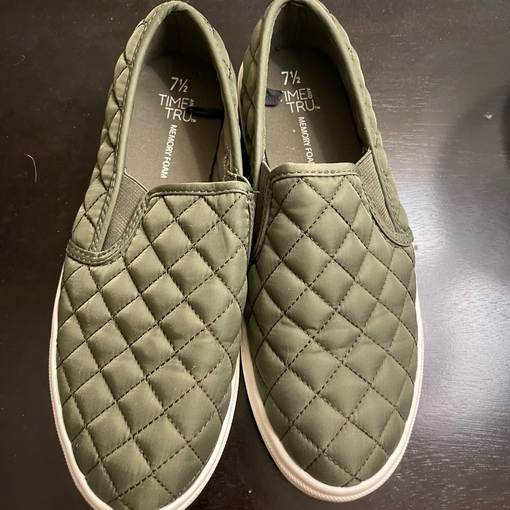 Time and true, memory foam shoes. Barely worn. See pics.
